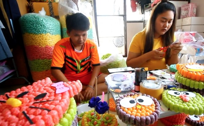 สองสาวไอเดียเก๋ ผลิตกระทงข้าวโพดอบกรอบ