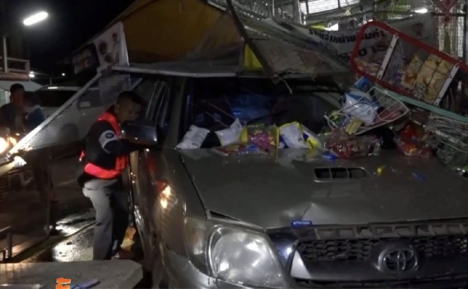 หนุ่มเมาขับรถพุ่งชนร้านริมทางเสียหายบาดเจ็บ 1 คน