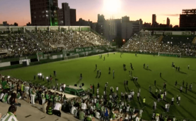 แฟนบอลบราซิลไว้อาลัยเหตุเครื่องบินตก