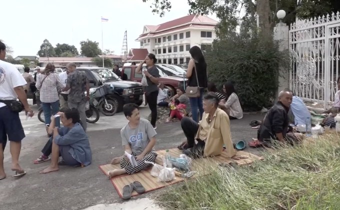 ประชาชนแห่ลงชื่อรับยาสมุนไพรรักษามะเร็ง “หมอแสง”