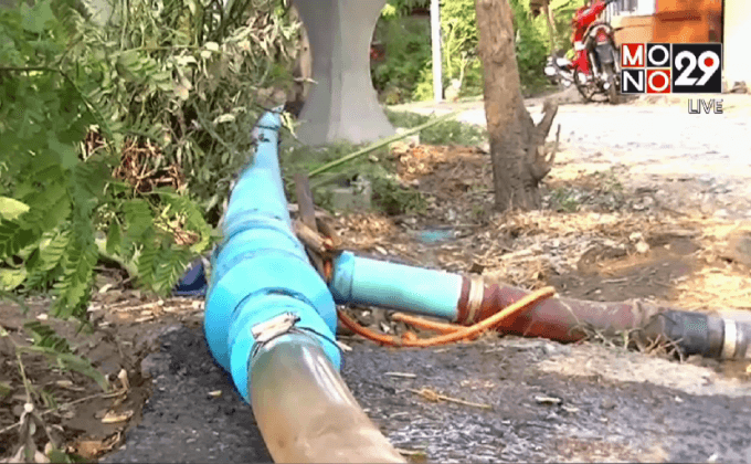 ชาวอ่างทองลงทุนต่อท่อสูบน้ำเล่นสงกรานต์