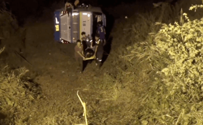 รถทัวร์พลิกคว่ำ จ.อ่างทอง เสียชีวิต 2 ราย