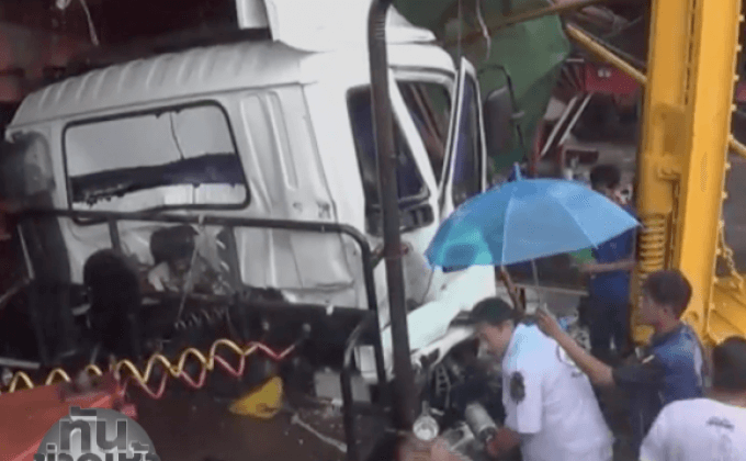 ฝนตกถนนลื่น รถบรรทุกเสียหลักพุ่งชนอู่ซ่อมรถ