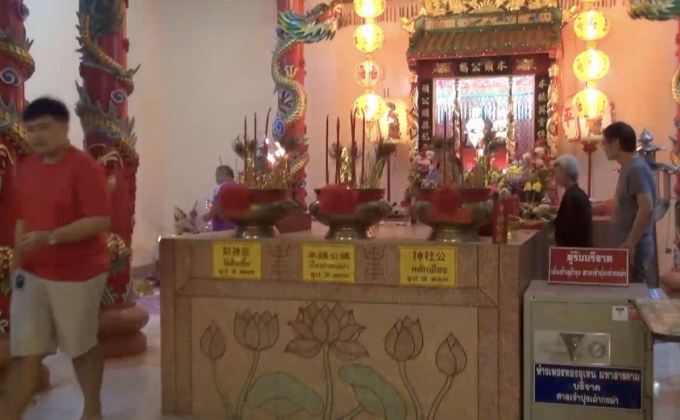 ชาวไทยเชื้อสายจีนขอพรสิ่งศักดิ์สิทธิ์เนื่องในเทศกาลตรุษจีน