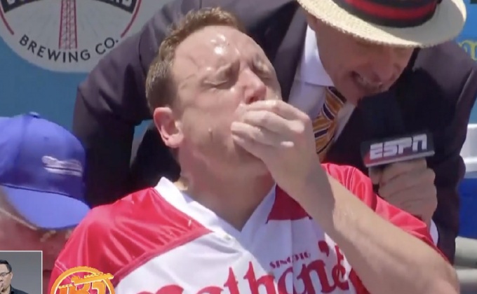 แข่งขันกินฮอตด็อกฉลองวันชาติสหรัฐ