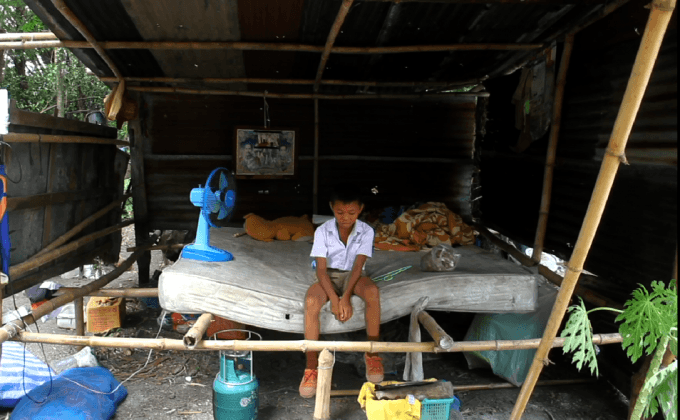 สุดรันทด! นักเรียนยากจน อาศัยห้องน้ำเป็นที่นอน