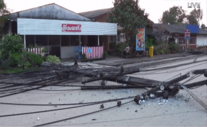 รถพ่วงบรรทุกเบียร์ชนเสาไฟฟ้าแรงสูง จ.ตราด