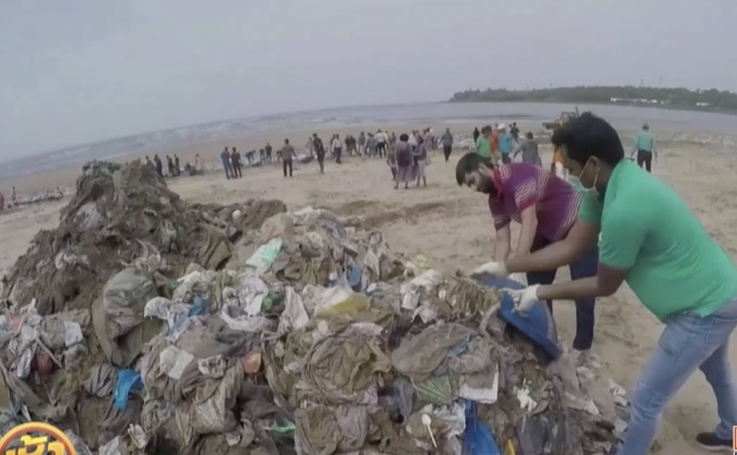 อาสาสมัคร “กำจัดขยะกองยักษ์” ในอินเดีย