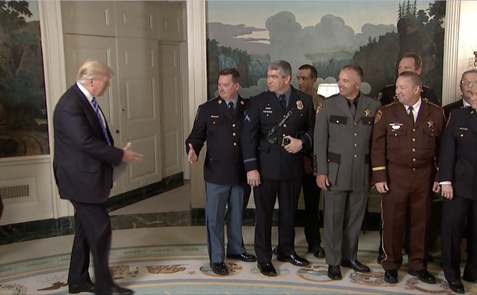 ปธน.สหรัฐฯ ลงนามร่างกม.ช่วยเหลือเจ้าหน้าที่ด้านความมั่นคง