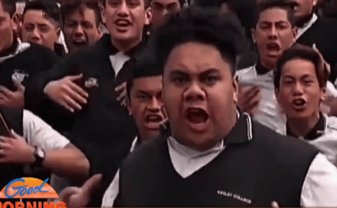 นักศึกษาเต้น “ฮาก้า” ให้เกียรติตำนานรักบี้