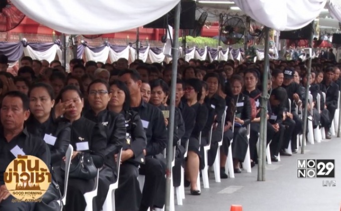 พสกนิกรหลั่งไหลเข้าสักการะพระบรมศพ