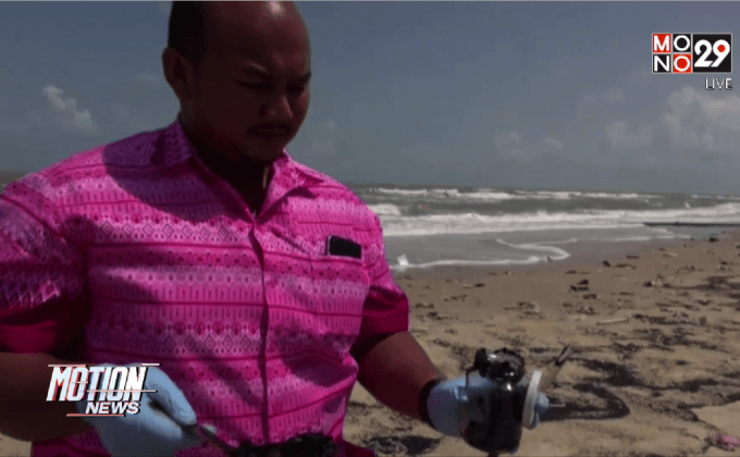 ตรวจสอบก้อนน้ำมันตามแนวชายหาด จ.สงขลา