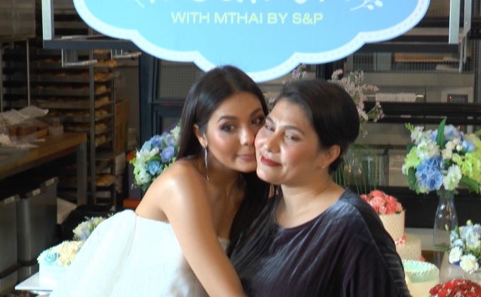 น้ำตาล ควงคุณแม่ ร่วมกิจกรรม Me & Mom with MThai