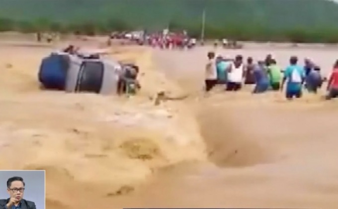 รถตู้ถูกน้ำท่วมพัดจนพลิกคว่ำในเปรู