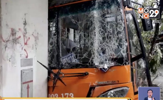 รถเมล์ เสียหลักชนเสาสะพานลอย อ้างจยย.ตัดหน้า