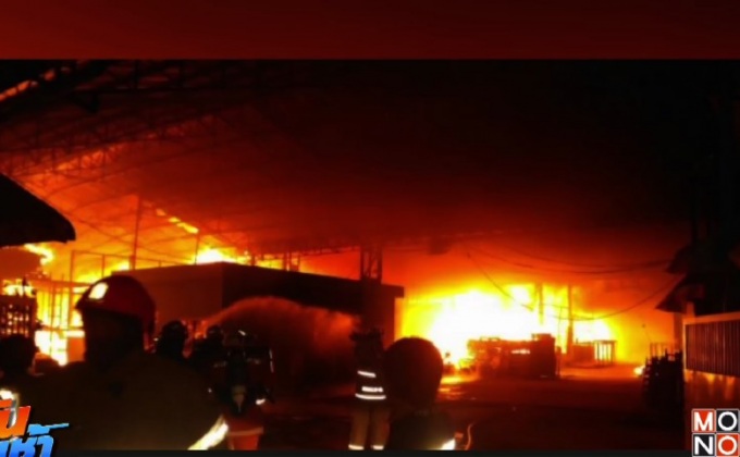 ระทึก! เพลิงเผาวอดโรงงานไม้อัด ย่านบางบัวทอง