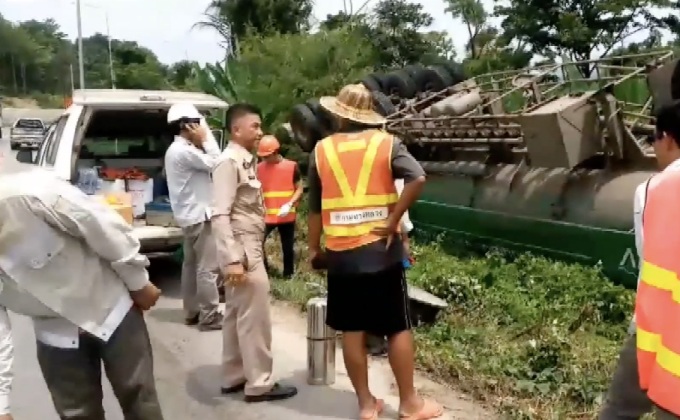 รถน้ำมัน 4 หมื่นลิตรพลิกคว่ำ จ.ปราจีนบุรี