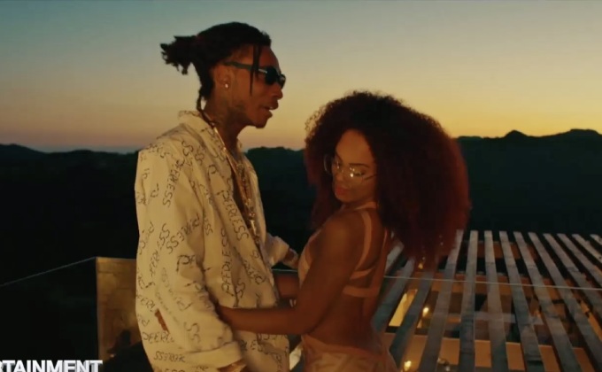 เหล่าเซเล็บโดนปล้นหมดตัวกลางปาร์ตี้สระน้ำใน MV เพลงใหม่ Wiz Khalifa