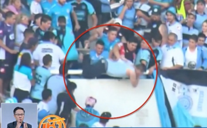 แฟนบอลในอาร์เจนฯ ถูกรุมทำร้ายจนตกอัฒจันทร์