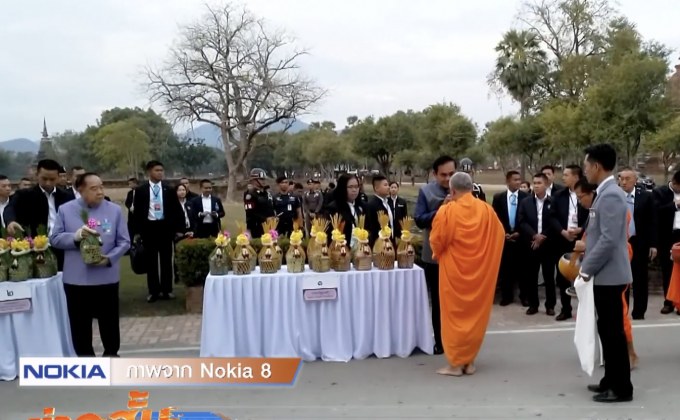 นายกฯนำตักบาตรก่อนประชุม ครม. จ.สุโขทัย