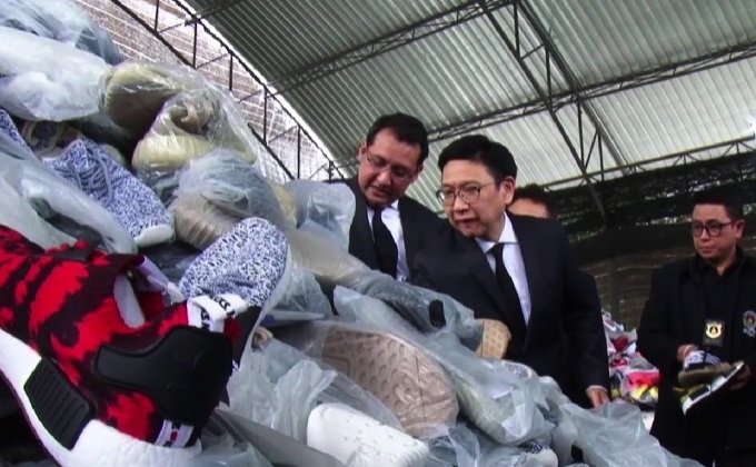 กรมศุลฯ ยึดรองเท้าปลอมกว่า 7 หมื่นคู่