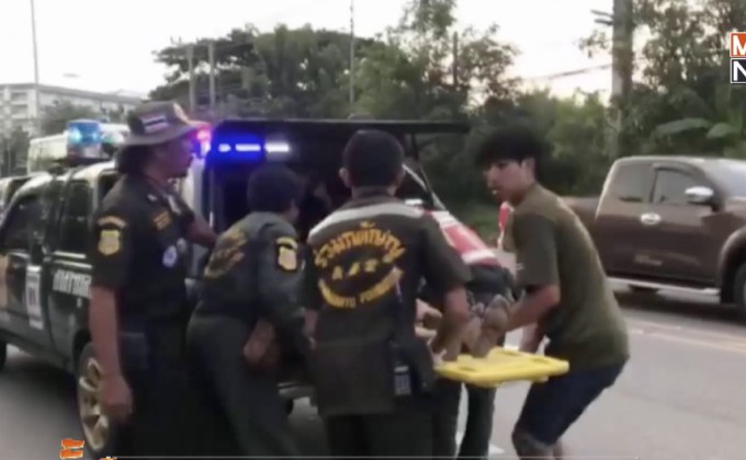 แท็กซี่เสียหลักพลิกคว่ำผู้โดยสารบาดเจ็บ