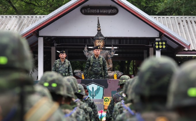 เคียงบ่าเคียงไหล่! “มทภ.2” พักค้างให้กำลังใจทหารประจำฐาน ‘ปราสาทตาเมือนธม’ ย้ำอย่าได้ประมาทในการทำหน้าที ขอให้เชื่อมั่นเราทำถูกแล้ว