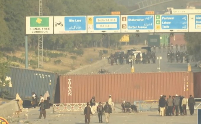 ทหารปากีสถานพร้อมสลายการชุมนุมปิดทางหลวง