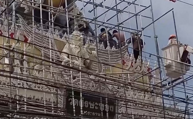 เตือนภัย ! ช่างซ่อมซุ้มประตูวัดศรีษะทองถูกไฟช็อต