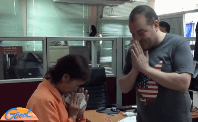 คนกวาดถนนเก็บเงินเกือบ 7 หมื่นบาทส่งคืนชาวอังกฤษ