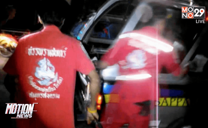 เรือท่องเที่ยวชมหิ่งห้อยชนกันกลางแม่น้ำ