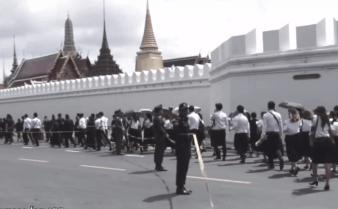 พสกนิกรยังคงหลั่งไหลถวายสักการะ