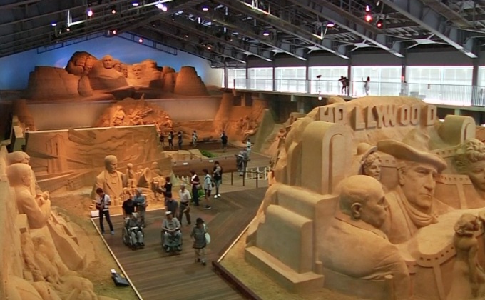 พิพิธภัณฑ์ในญี่ปุ่นจัดแสดงประติมากรรมทรายประจำปี