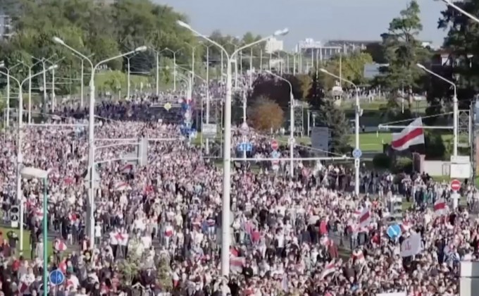 ชาวเบลารุสกว่า 1 แสนประท้วงเรียกร้องผู้นำลาออก