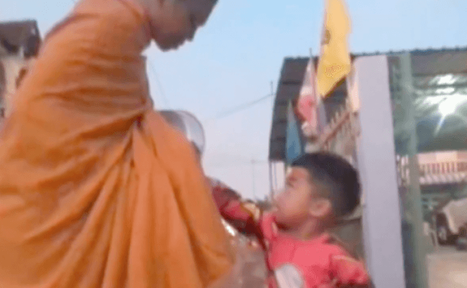 ชื่นชม “น้องข้าวปั้น” ตักบาตรเองเป็นประจำทุกเช้า