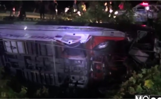 รถทัวร์นำเที่ยวเกาหลีเสียหลักตกถนนเจ็บ 11 คน