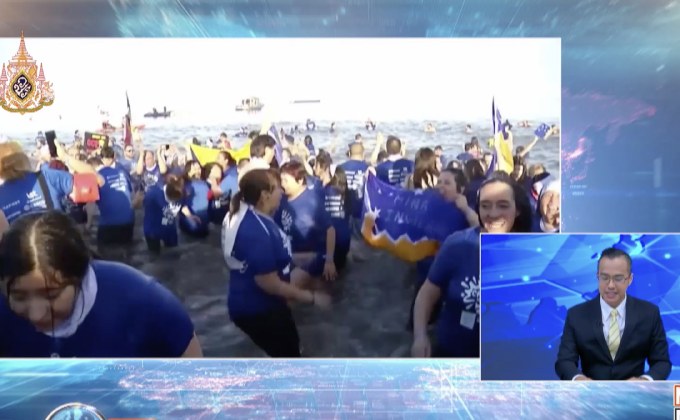 ผู้คนแห่กระโดดลงน้ำเย็น ฉลองเทศกาลฤดูหนาว