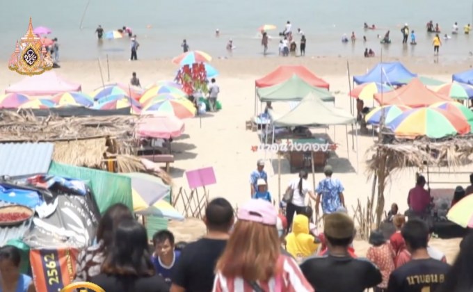 นักท่องเที่ยวเล่นน้ำคลายร้อน