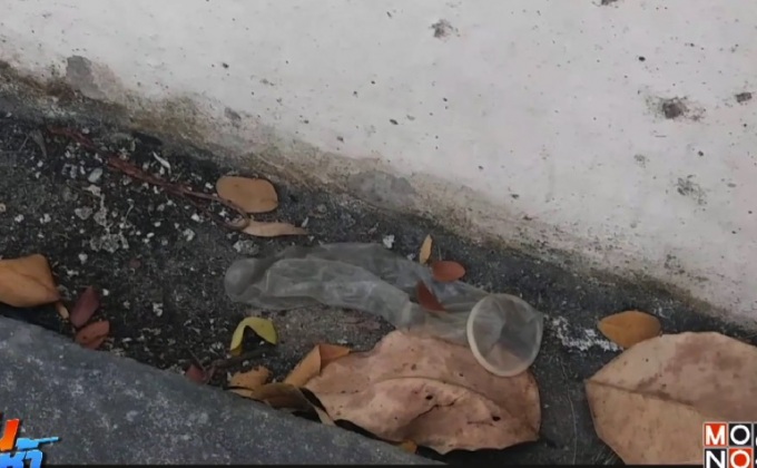 อึ้ง! ถุงยางเกลื่อนสะพานลอย หน้าขนส่งเชียงใหม่