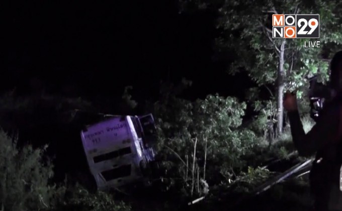 รถบัสชนรถขนเหล็กบาดเจ็บเกือบ 30 คน จ.พิจิตร