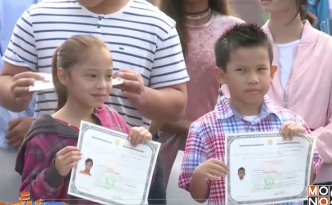 เด็ก 41 คนเข้าพิธีปฏิญาณตนรับสัญชาติอเมริกัน