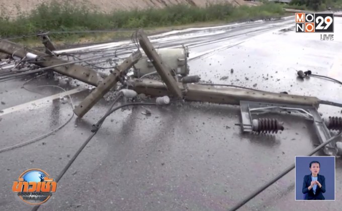 ฝนตกลมแรง เสาไฟฟ้าล้มทับรถพ่วงเจ็บ 5