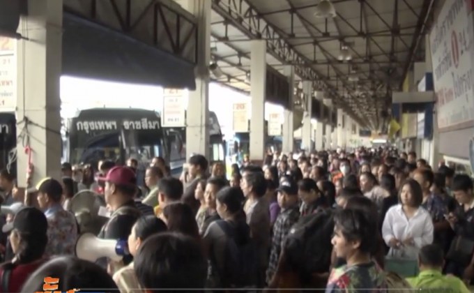 ประชาชนใช้บริการ บขส.โคราช หนาแน่น