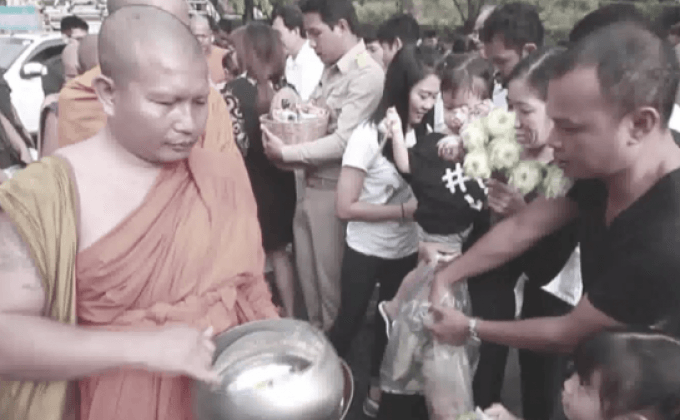 พสกนิกรเดินทางถวายสักการะพระบรมศพ