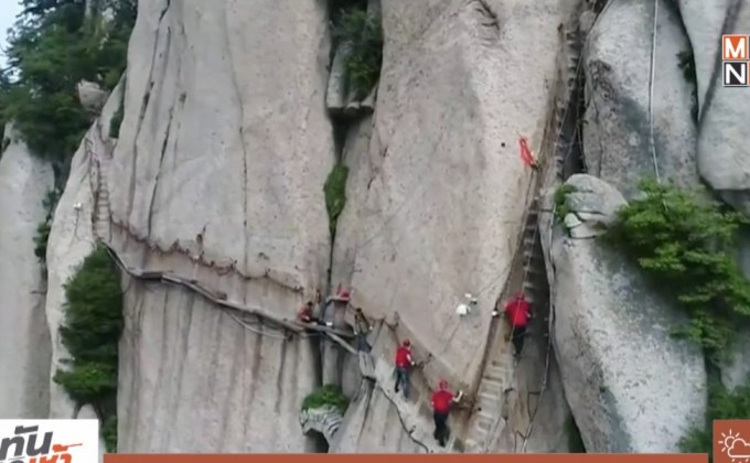 อาชีพสุดอันตราย ซ่อมเส้นทางไต่เขาหัวซาน