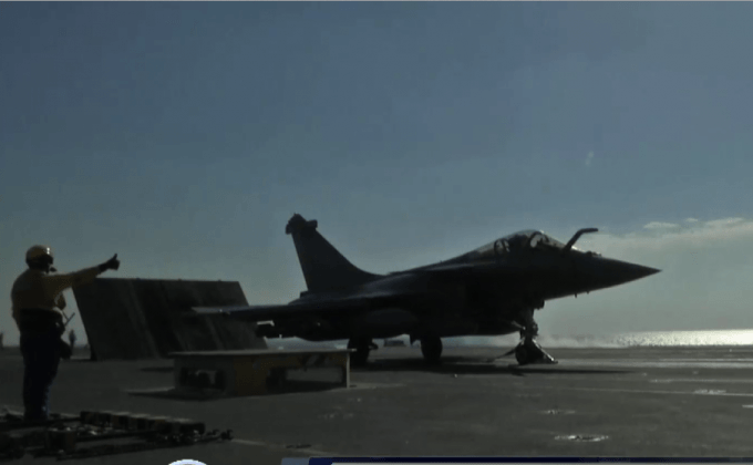 ฝรั่งเศสโจมตี IS จากเรือรบ