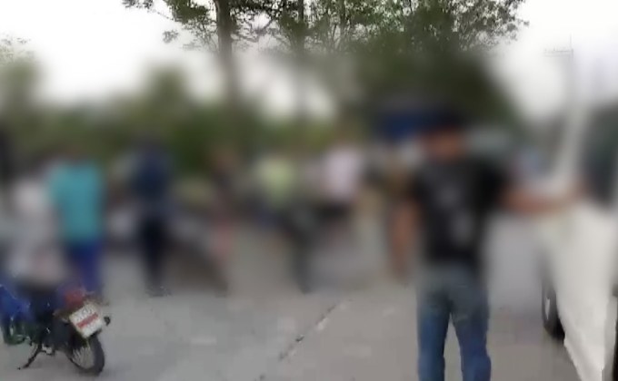 บุกจับแม่บ้านขี้เหงา ตั้งวงเล่นไพ่กลางหมู่บ้าน