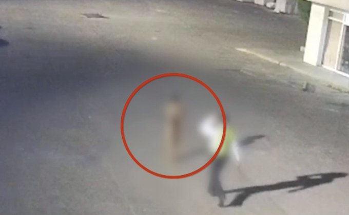 รปภ.พาชายป่วยจิตเวชเปลื้องผ้าออกจากพื้นที่อาคาร