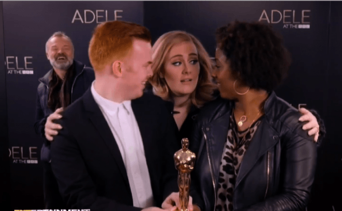 เซอร์ไพรส์จาก “อะเดล” แอบซุ่มแกล้งโฟโต้บอมหลังแฟนเพลง