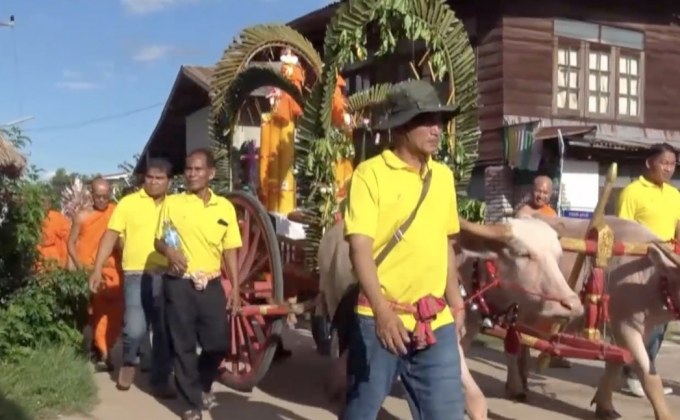 ชาวอำเภอเมืองยโสธร ร่วมแห่เทียนเข้าพรรษา